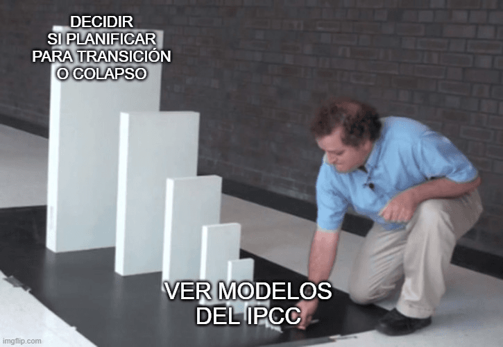 Meme de efecto dominó en el que un hombre empuja una pequeña ficha de dominó, mientras que detrás hay fichas progresivamente más grandes. La ficha pequeña tiene el texto 'VER MODELOS DEL IPCC' y la ficha más grande al fondo tiene el texto 'DECIDIR SI PLANIFICAR PARA TRANSICIÓN O COLAPSO', sugiriendo cómo una acción aparentemente pequeña o simple puede llevar a decisiones de gran impacto.