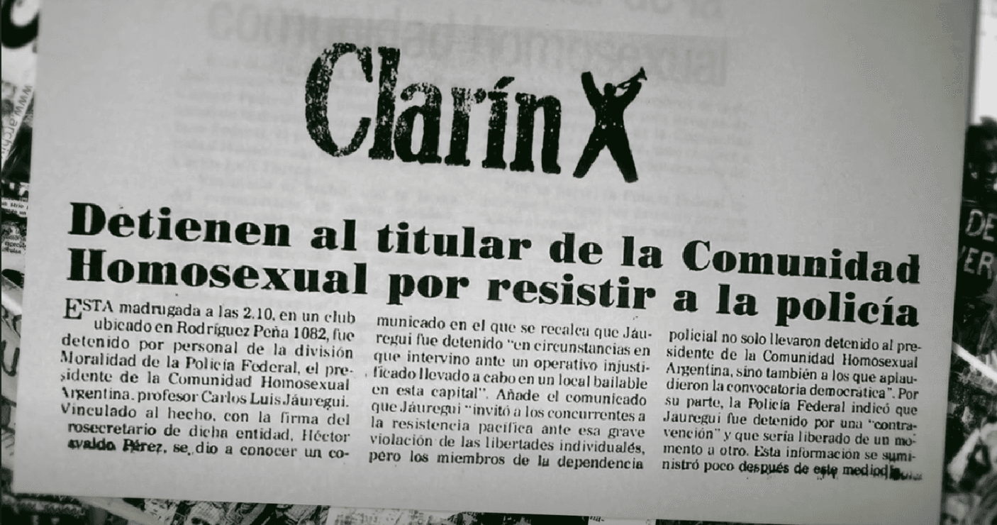 Recorte de un artículo de Clarín con el título "Detienen al titular de la Comunidad Homosexual por resistir a la policía", el artículo detalla que en la madrugada, a las 2:10, fue detenido el profesor Carlos Jáuregui, presidente de la Comunidad Homosexual Argentina, en un club ubicado en Rodríguez Peña 1082, la detención fue realizada por la división Moralidad de la Policía Federal, se menciona que Jáuregui fue arrestado en "circunstancias en que intervino ante un operativo injustificado", el comunicado, firmado por Héctor Osvaldo Pérez, resalta la resistencia pacífica de Jáuregui y la violación de las libertades individuales.