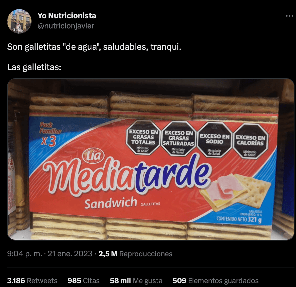 Publicación de Twitter de un usuario llamado Yo Nutricionista que comenta de forma irónica sobre el etiquetado de unas galletitas "de agua", usualmente consideradas como una opción saludable. El mensaje de la publicación dice: "Son galletitas 'de agua', saludables, tranqui". La imagen muestra un paquete de galletitas marca Lía Mediatarde en su presentación "Sandwich", el cual incluye varios sellos de advertencia del Ministerio de Salud que indican "Exceso en grasas totales", "Exceso en grasas saturadas", "Exceso en sodio" y "Exceso en calorías". La publicación busca resaltar las contradicciones entre la percepción de ciertos alimentos como saludables y su realidad nutricional, apoyada por los sellos de advertencia en el empaque.