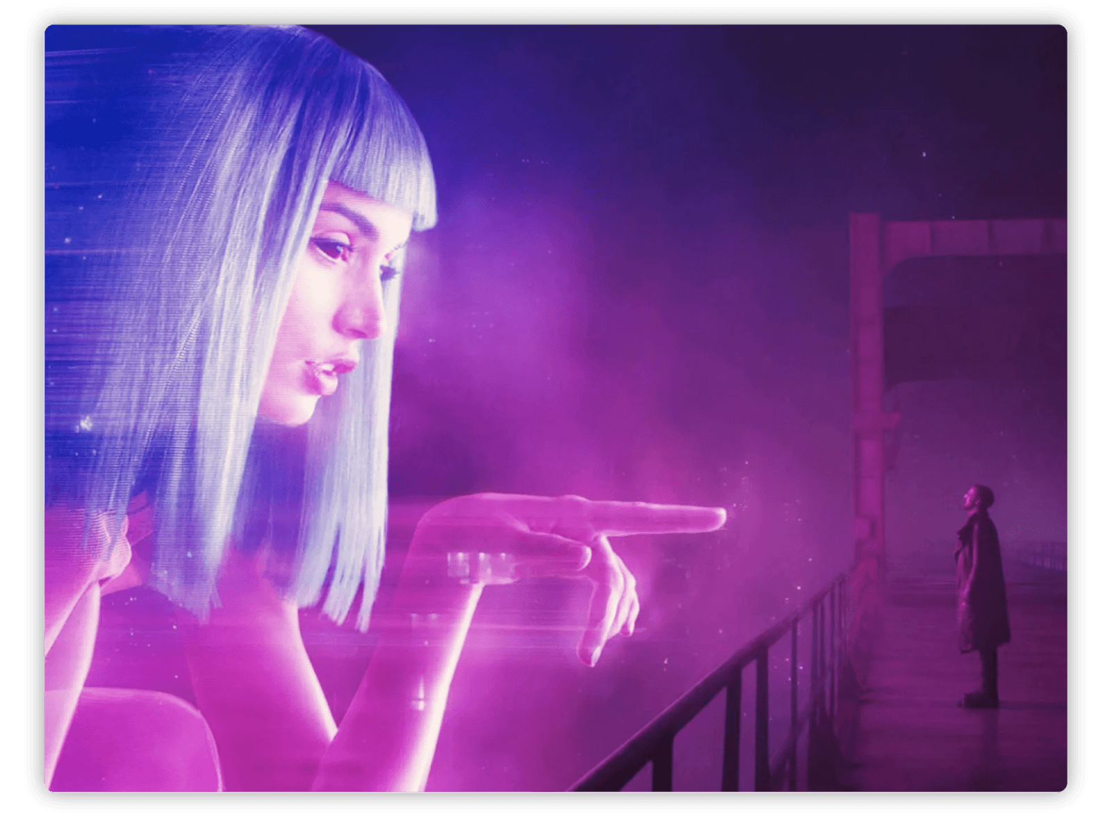 Imagen futurista de tonos morados y rosados que muestra una figura femenina gigante y holográfica con cabello azul y flequillo, mirando hacia abajo y señalando hacia un hombre que se encuentra de pie en una pasarela. La mujer tiene una expresión serena y parece estar interactuando con el hombre, quien la observa desde una distancia. La escena tiene una atmósfera tecnológica y distópica, destacando el contraste entre el personaje holográfico y el entorno urbano oscuro. La imagen evoca temas de interacción humano-tecnología en un contexto de ciencia ficción.